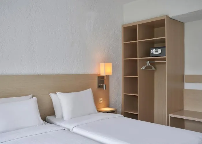 Apart-hotel The By Esperia