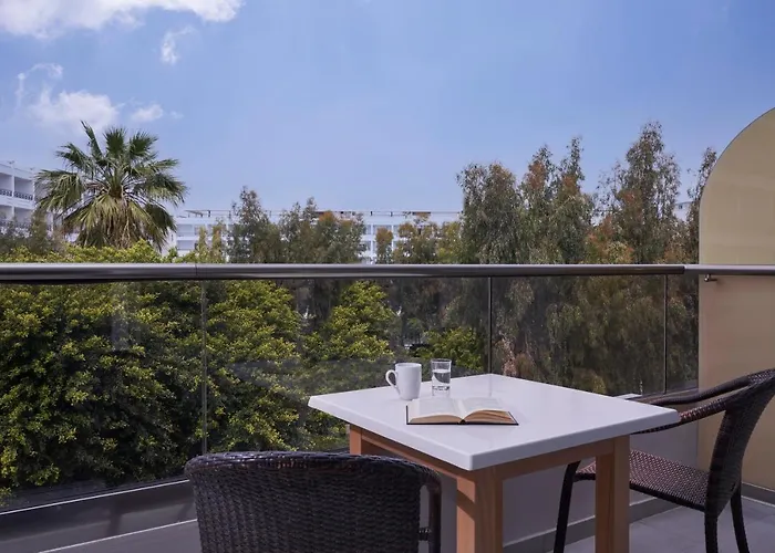 The By Esperia Hotel apartamentowy 4*